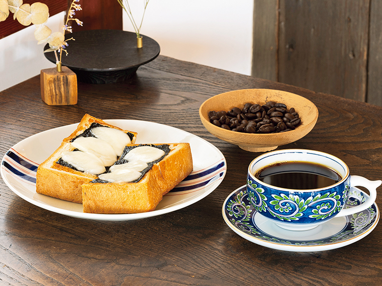 酸味と苦みのバランスが絶妙な「今出川ブレンド」（580円）。人気のトースト「のりモッツァレラ」（550円）とともに