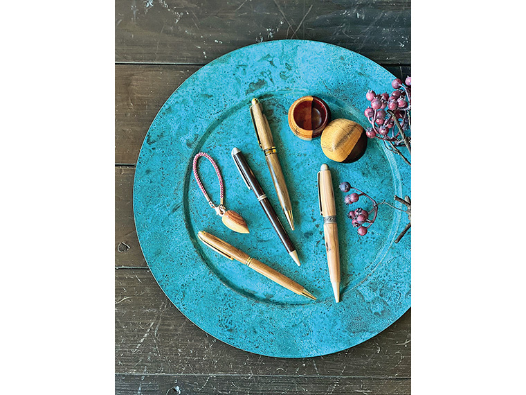 世界中250種類以上の木材や国産希少材の端材を用いた「工房もず 河村寿昌作のボールペン」（5,500円～）とその他「チャーム」（3,850円）