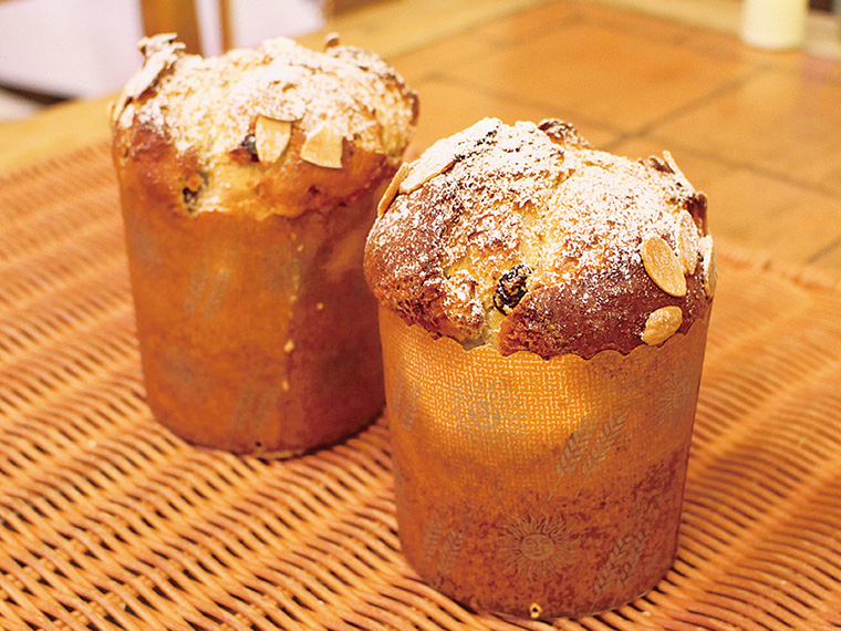 「パネトーネ」（1／2カット700円、1ホール1,400円）