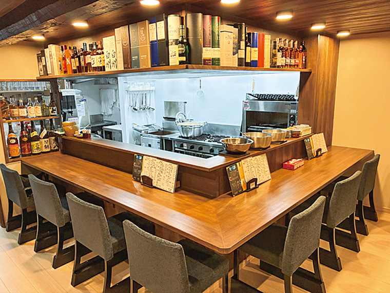 暖色のライトが照らす温かみあふれる店内