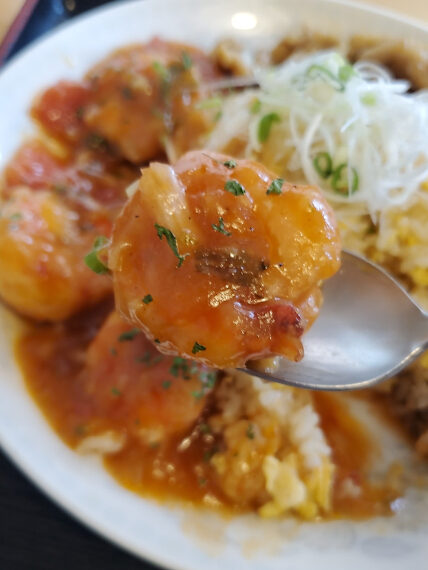 トマトを使ったオリジナルなエビチリは大ぶりなエビが魅力