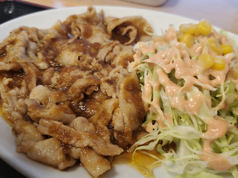 秘伝のタレとドレッシングの融合は終盤のお楽しみ