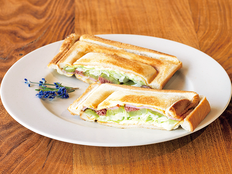 ピクルス、コンビーフが入った「ホットサンド（キューバのそよ風）」（650円）