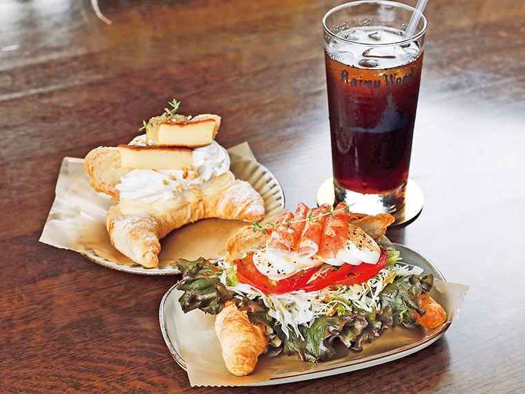 サラダ感覚で食べられる「生ハムサンド」（写真手前・750円）と、一番人気の「NYチーズケーキWホイップ」（750円）。「アイスコーヒー」は500円