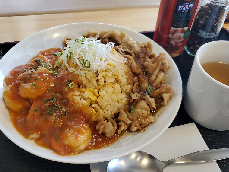 「よくばり炒飯」（2,200円）。「爆旨えびちり炒飯」と「秘伝焼肉炒飯」が合い盛りの奇跡