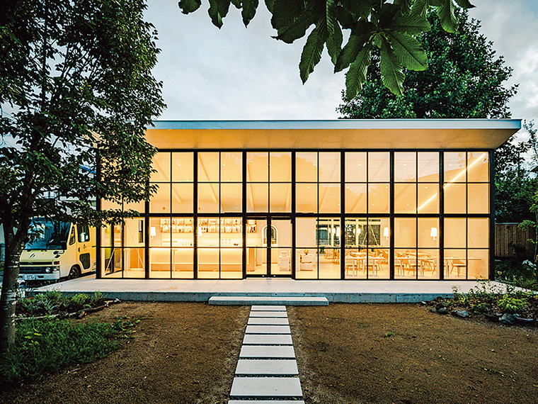 夜の深まりとともに、ガラス張りの店内が幻想的に浮かび上がる