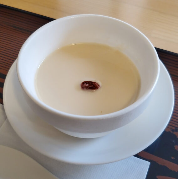 1日限定10食に間に合えば必食の杏仁豆腐（380円）