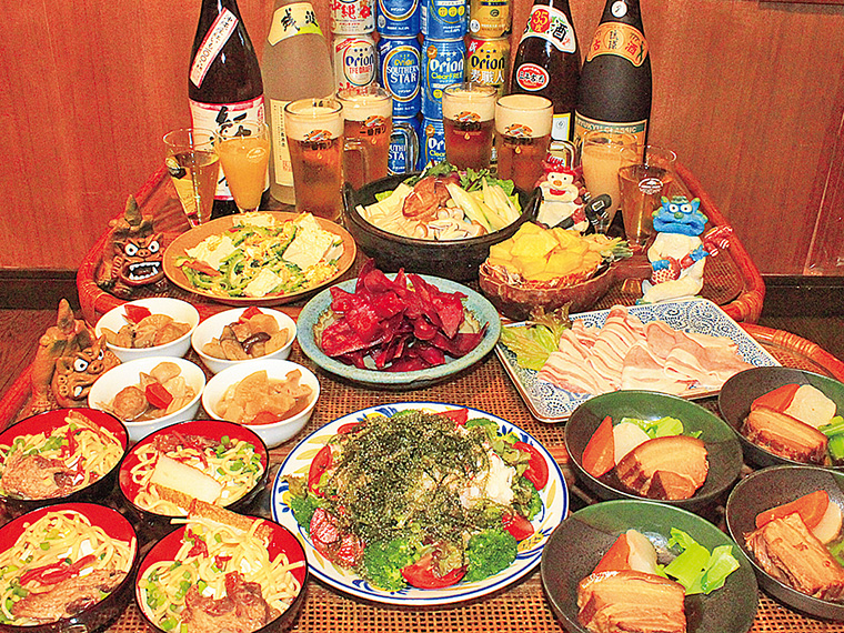 鍋付きの4,500円飲み放題コース。料理と一緒にオリオンビールや泡盛なども楽しめる