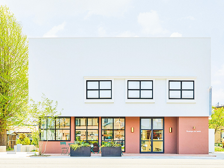 まるで絵画のような美しい店構え。裏には、ガーデンカフェ「b Kitchen（ビーキッチン）」を併設