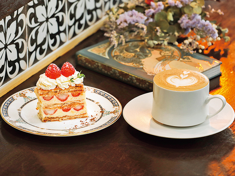 サクサクのパイにバターがきいたクリームとイチゴを挟んだ「苺のミルフィーユ」はスパイスが香りのアクセントに。ラテアートもうれしい「焚き火ラテ」とともに（各800円）