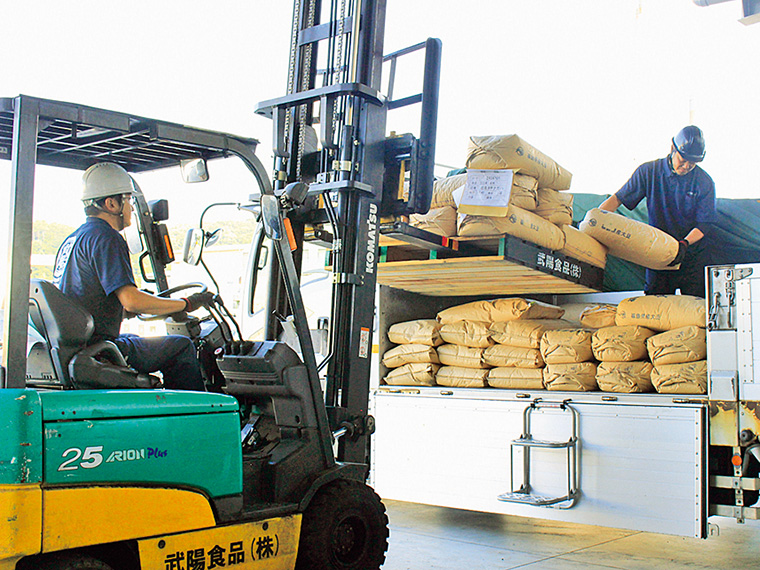 配達の様子。加工業者のもとに足を運び、こまめなヒアリングを行っている