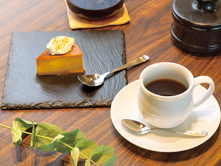 グアテマラなど常時約10種類の珈琲豆を揃える。スイーツは定番の他に「かぼちゃのプリン」（660円）などの季節限定品も