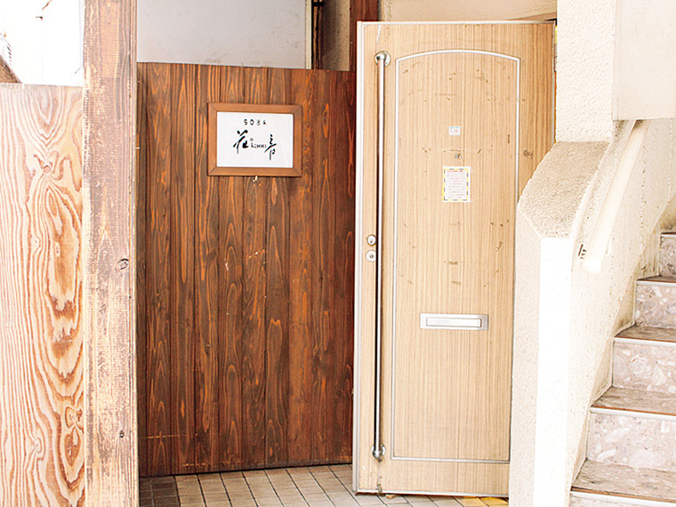 木の温かみを感じる外観。香り高いそばをゆったり味わおう