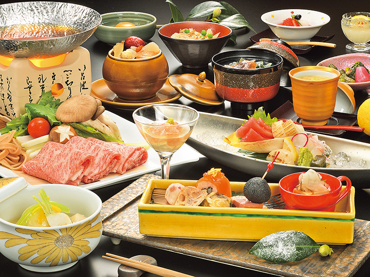 松月のメインは「黒毛和牛すき焼き」。自家製の発酵調味料で地元食材の美味しさを引き出した料理が味わえる。職人の目利きで厳選した冬の味覚を堪能しよう