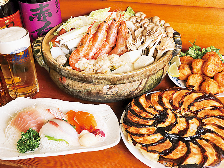 円盤餃子などが付く、宴会コースの一例。3日前までに電話予約を。※4名から対応