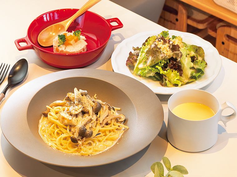 11月の月替わりメニュー「きのこのクリームパスタ」（1,320円）。写真左上のワンちゃん用メニューは「鶏ささみと彩り野菜のごはんケーキ」（600円）