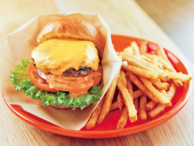 「コナズチーズバーガー」（1,639円）。牛肉100％のパティは、一口噛むと肉汁があふれてくる。フレンチフライ付きでボリューム満点