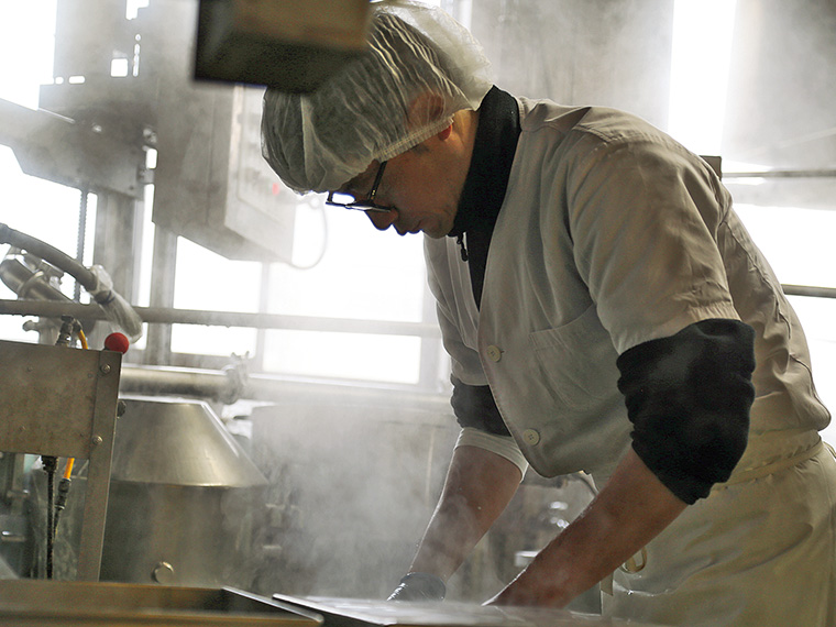 にがりを入れ、凝固具合をみながら熟成時間を調整する