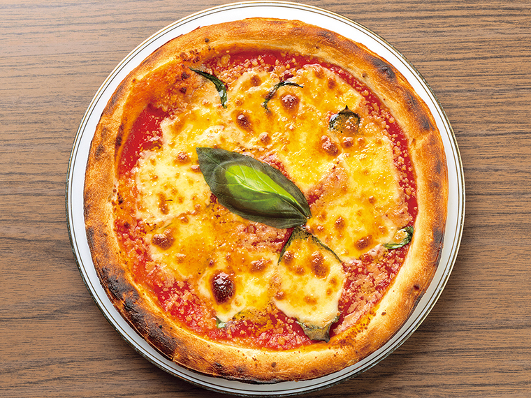 5種類あるピザの1番人気は「マルゲリータ」（900円）。トマト、モッツァレラ、バジルをトッピングした王道メニューはクラフトビールによく合う