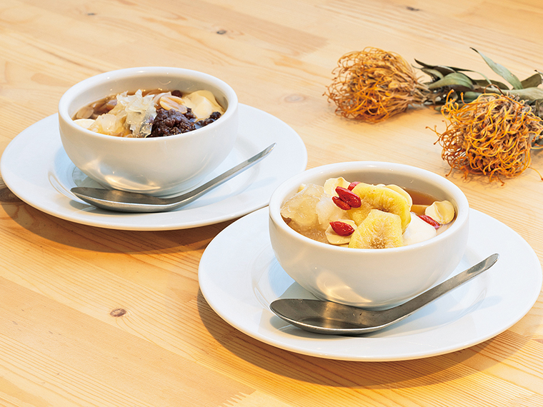 季節のもの（写真右）と定番の2種類の豆花。きび砂糖を焦がして香ばしさを出したシロップは、甘さ控えめでお茶との相性も抜群