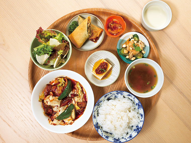 「サウザンドランチ」（1,650円）。取材日はエビチリ、ホイコーロー、チキン南蛮がラインアップ。写真のホイコーローは油の加減が絶妙で、肉と野菜のうまみが口の中に広がる。小鉢のバリエーションもうれしい