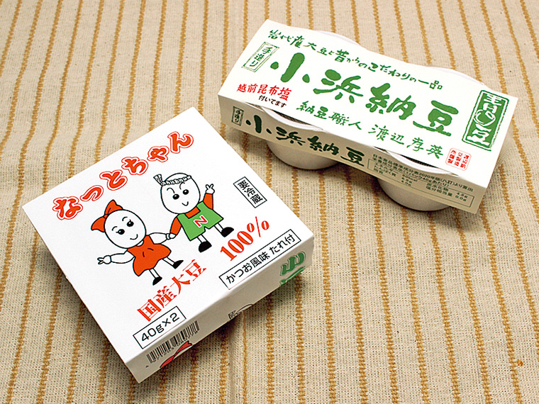 可愛いパッケージが目を引く「なっとちゃん」（2パック115円）。「青豆納豆」（写真右・2パック200円）は、爪楊枝で一粒ずつ付属の越前昆布塩につけて食べるのがおすすめ。酒のアテにもぴったり！