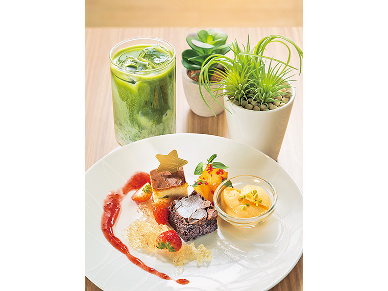 ガトーショコラやチーズケーキなどを一度に味わえる「5周年スイーツプレート＆ドリンクセット」（写真のドリンクは抹茶ラテ）