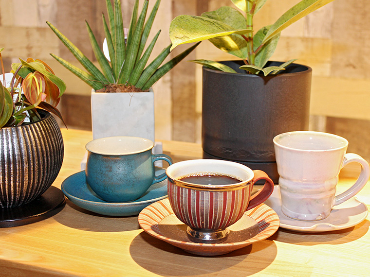 店内には温もりある陶磁器が並び、好みのカップを選んでコーヒーを味わえる