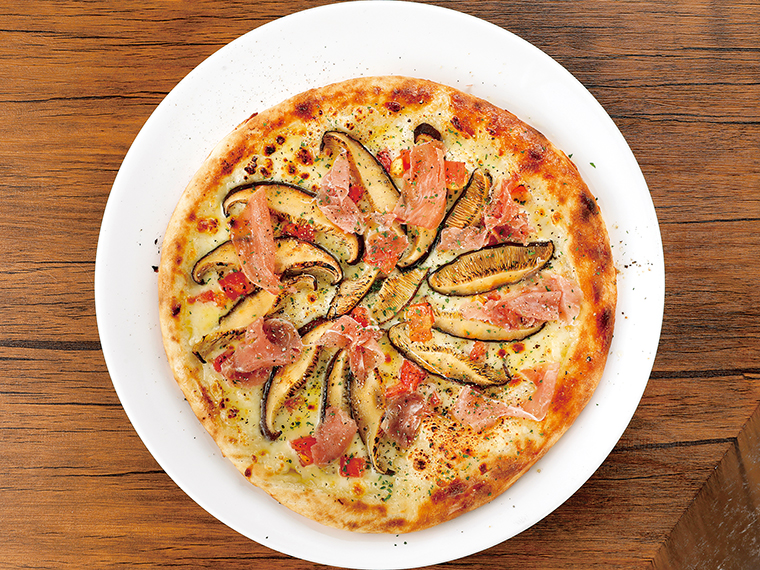 「ずんない椎茸と生ハムのピザ（S 1,400円、M 2,500円）。湖南町の農園「愛椎ファミリー」の肉厚シイタケを贅沢に使用。生ハムの塩気が絶妙なうまみを醸す