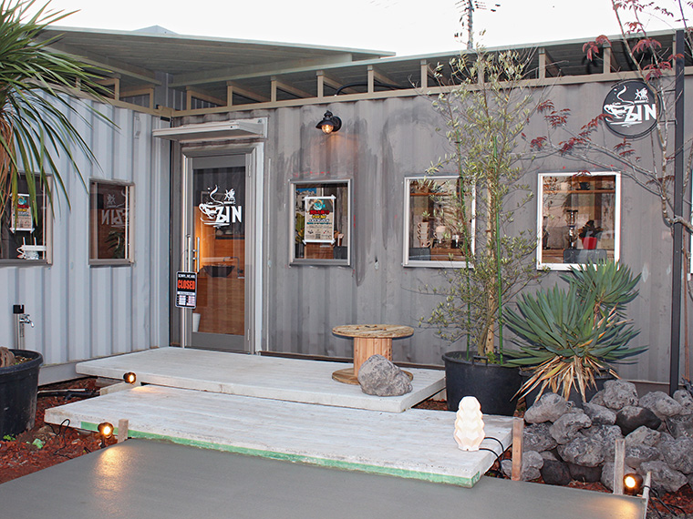 コンテナ2台を再利用した個性的な外観。コーヒー片手に「グリーンフィール」内を散策するのもいい