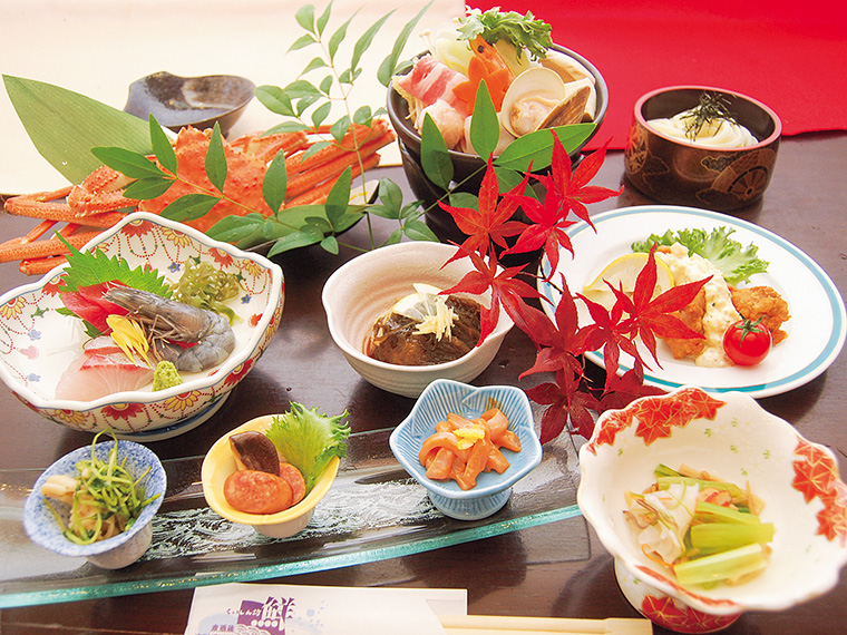 特別忘新年会プランは2時間飲み放題付き＆大ボリュームで超破格の5,500円！平日はランチもやっているので、忘新年会前の下見としても利用できる