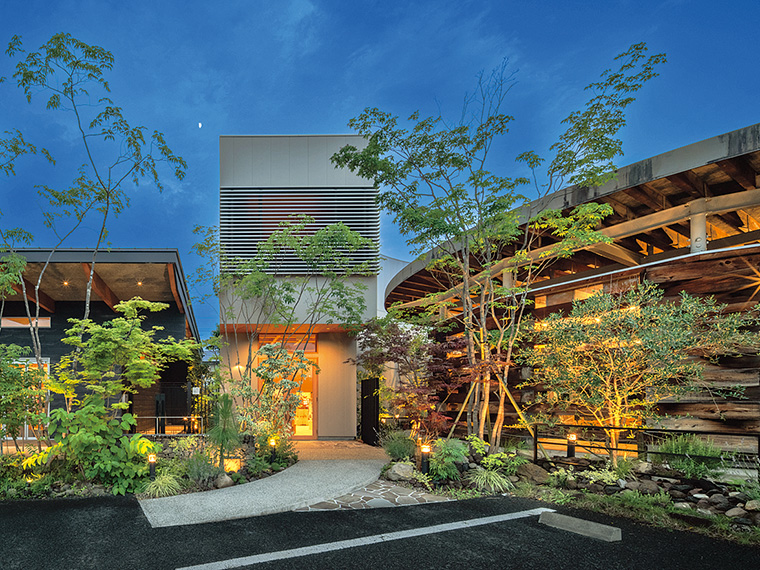 福島市野田町にある人気のセレクトショップ「LARGE LAB TOWN」の庭、外構も同社が手掛けたもの。店舗向けのエクステリアにも対応