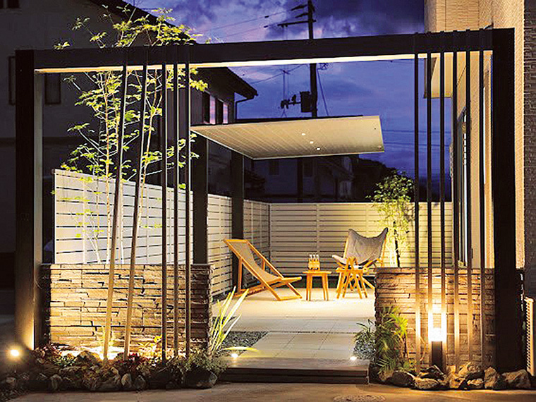 光と素材が織りなす上質なプライベートテラスの施工実例。エクステリアの各種デザインコンテストで、数々の受賞歴を誇る