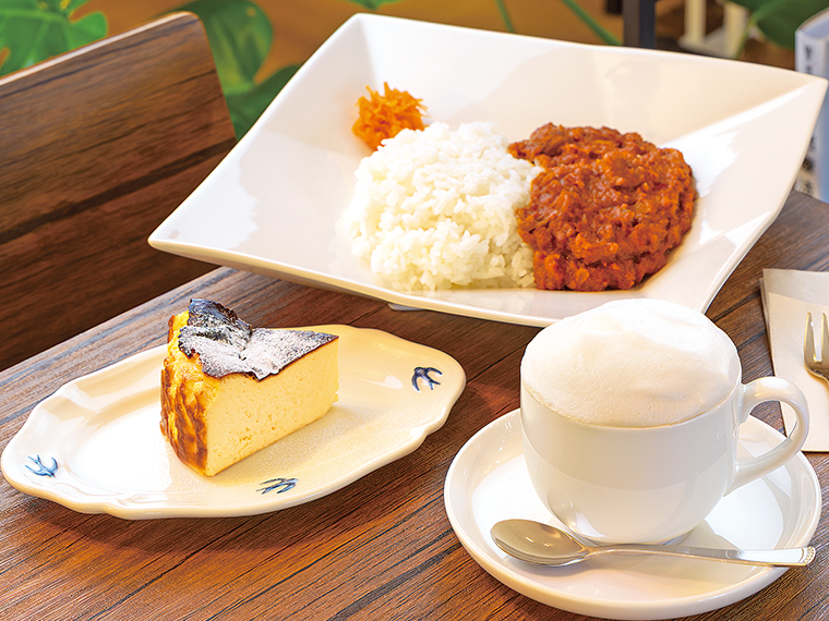 生乳100％の泡がのる「極ふわラテチーノ」（650円）、看板スイーツ「バスクチーズケーキ」（500円）、「バターチキンカレー」（500円）