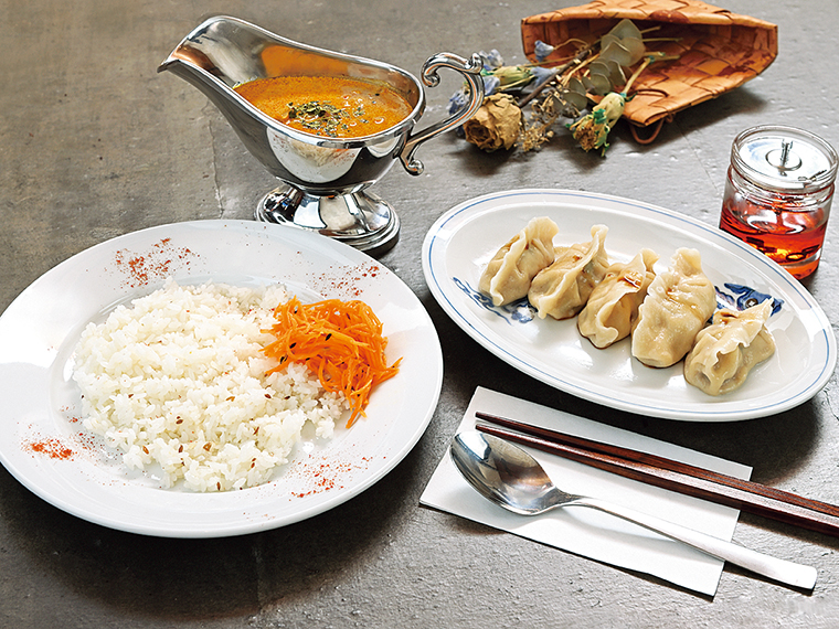 スパイスが香るココナッツミルクベースの 「ケララチキン｣（850円）と「水餃子」（480円）は、営業時間中ならいつでも注文でき、ランチ難民にもうれしい
