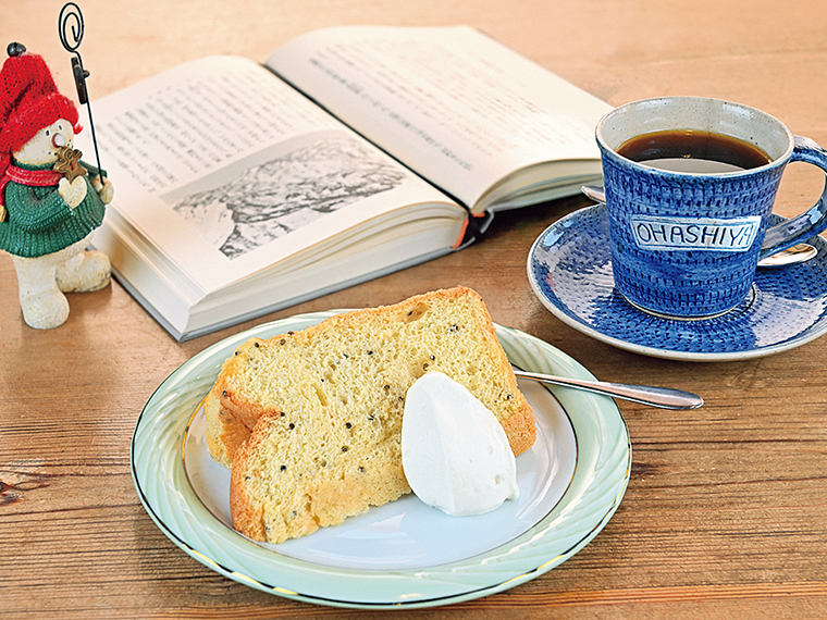 写真手前から「シフォンケーキ」（300円）と、山形県「オーロラコーヒー」の自家焙煎コーヒー豆を使用した「コーヒー」（400円）。「シフォンケーキ」には、村特産のじゅうねん（えごま）を使用しており、程良い甘みとプチッとした食感が魅力