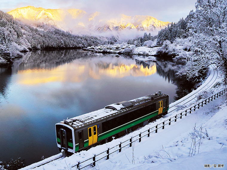【「かねやまふれあい広場」から撮影した只見線列車（大沼郡金山町川口地内）※2024年12月中旬撮影】［撮影機種：Canon EOS R、手持ち撮影：シャッター速度 1／800、F11、絞り優先］
