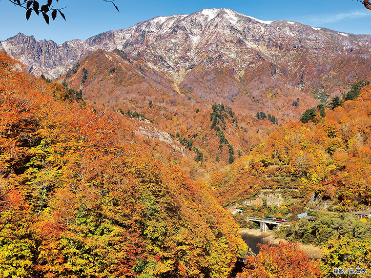 【晩秋の浅草岳を背景に走る只見線列車（南会津郡只見町田子倉地内）※2024年11月上旬撮影】［撮影機種：Canon EOS R、手持ち撮影：シャッター速度1／1000、F10、絞り優先］