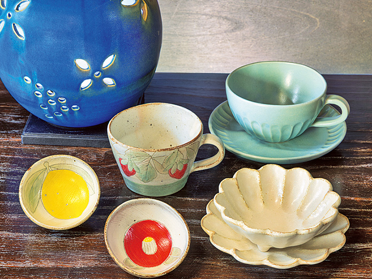 敷地内の「うつわや 花梨」には、窯元から直接買い付けた、素朴で温もりある陶磁器が所狭しと並ぶ