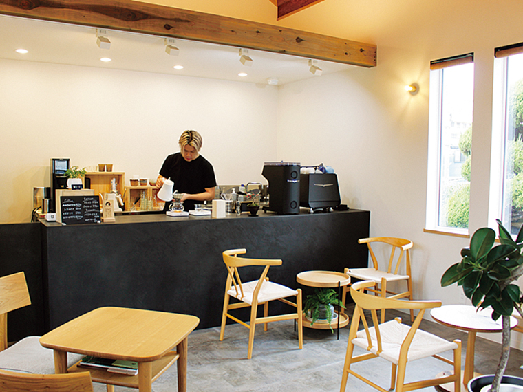 こぢんまりとした店内には2人掛けのテーブルが3つ、カウンター席が2つある