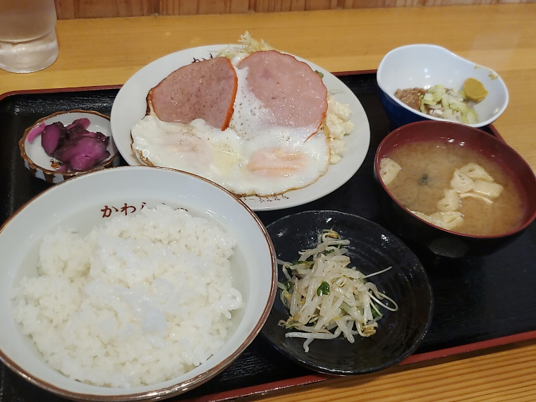 現在のハムエッグはハムが上。「ハムエッグ定食」（1,130円）＋「納豆」（180円）