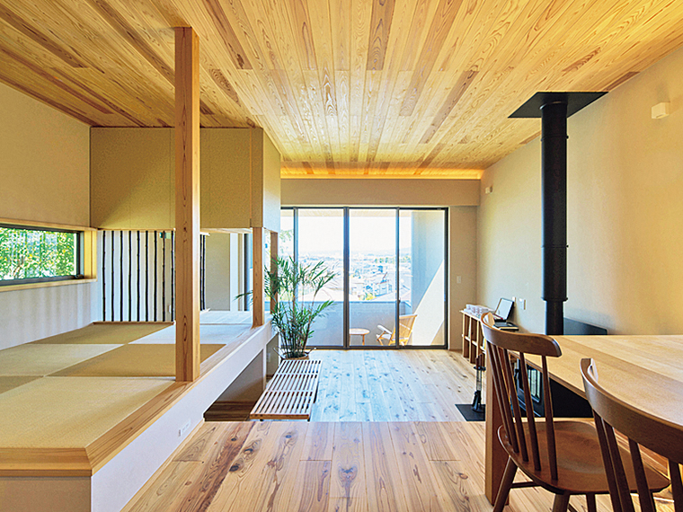 2階LDKは階段状につながる一室空間で、段差部分に腰掛けて、眺望を楽しめる