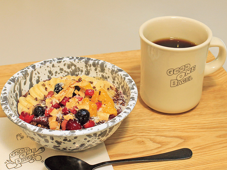 「アサイーボウル｣（1,573円）、「ハンドドリップコーヒー」（715円）