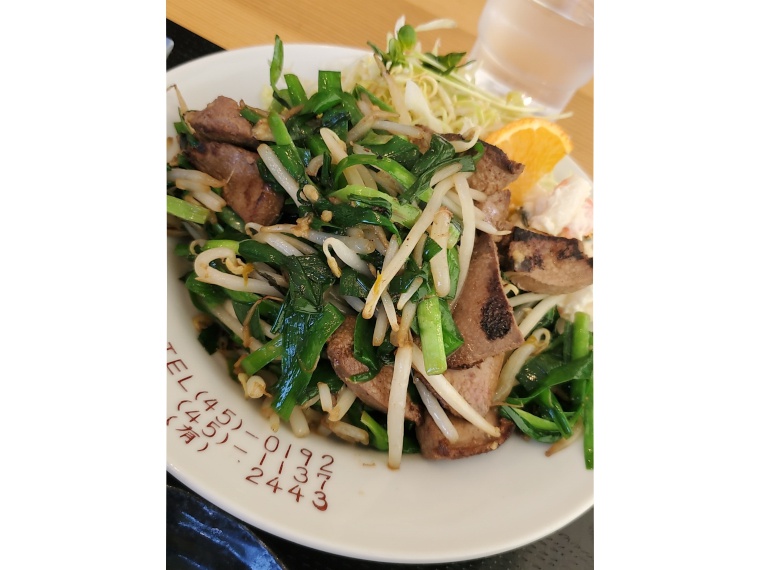 食欲を誘う褐色とグリーン。「ニラレバ定食」（1,370円）