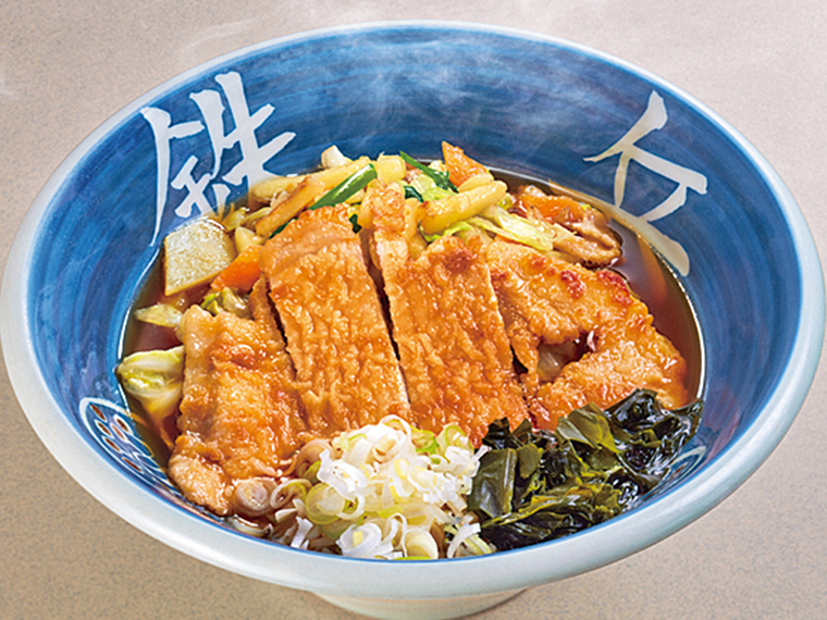 看板メニューの「鉄兵らーめん」に豚ロースがのった「スペシャルらーめん」（1,090円〜各種）も人気