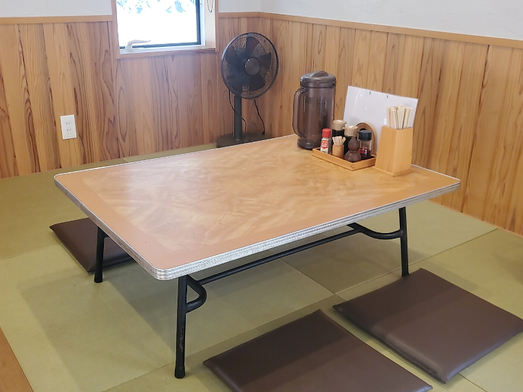 小上がりには年季の入った座卓も健在