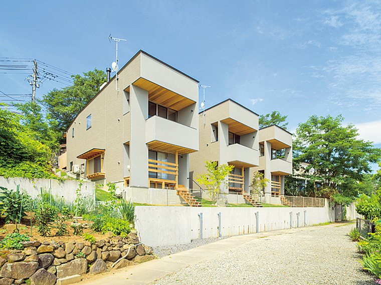 住まいの間取りはすべて傾斜地を生かしたスキップフロアに