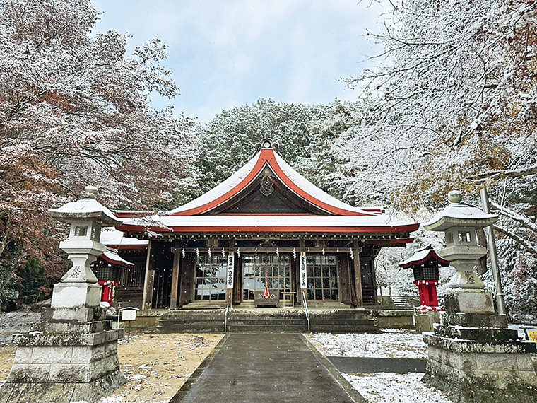季節によって異なる顔を見せる境内。冬は車での乗り入れができない期間もあるので電話で確認を