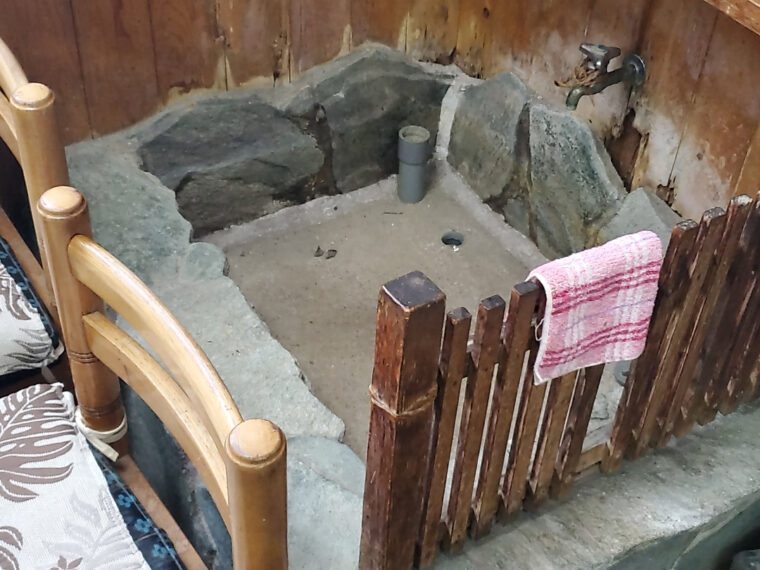 割烹で修行されたご主人が捌くうなぎも名物でした。うなぎの生簀にも名残