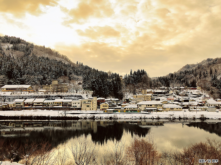 【冬の夕暮れに染まる会津川口駅前（大沼郡金山町川口新町）※2025年1月中旬撮影】［撮影機種：Canon EOS R5、手持ち撮影、シャッター速度1／800、F11、絞り優先］